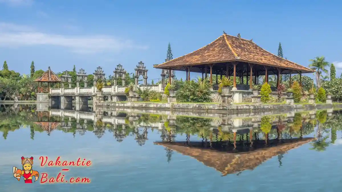 Een van de grotere Prieel bij het Waterpaleis Taman Ujung.