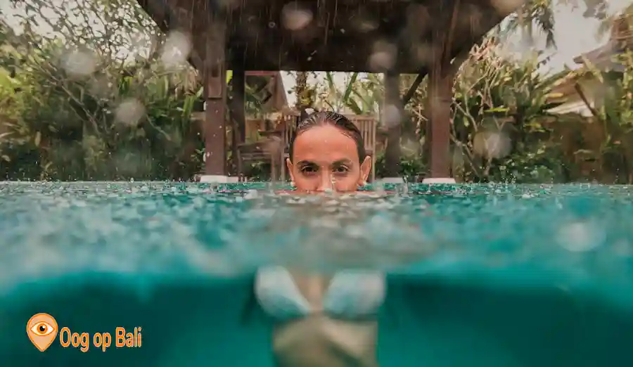 Een verfrissende bui op Bali.