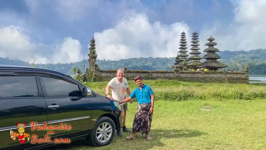 Onze chauffeur toont ons de prachtige tempel aan een bergmeer.