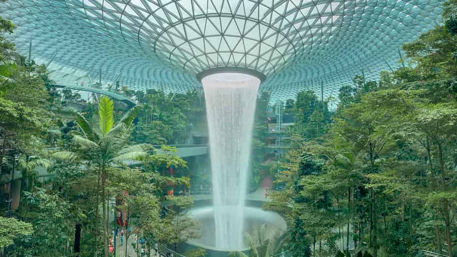 De 40 meter hoge Regenkolk in de Jewel op vliegveld Changi.