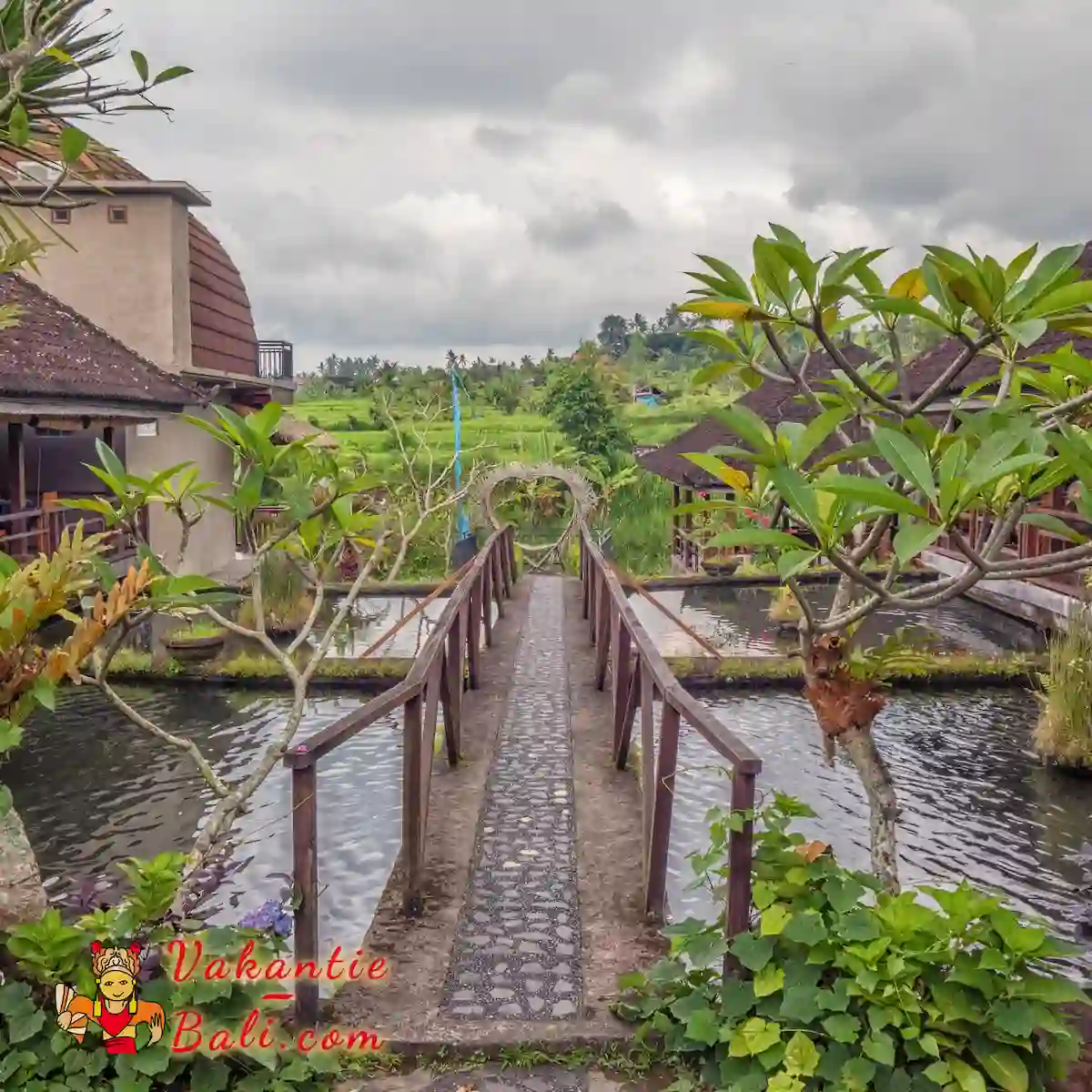 Tuin van restaurant Dewata, bij Tirta Ganga.