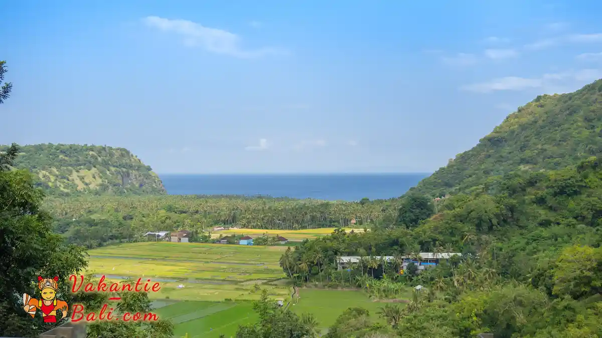 Uitzicht op zee onderweg in oost Bali