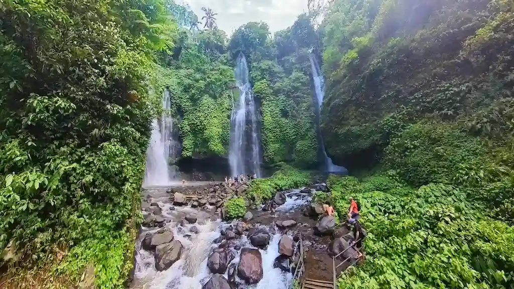 3 Fiji watervallen naast elkaar