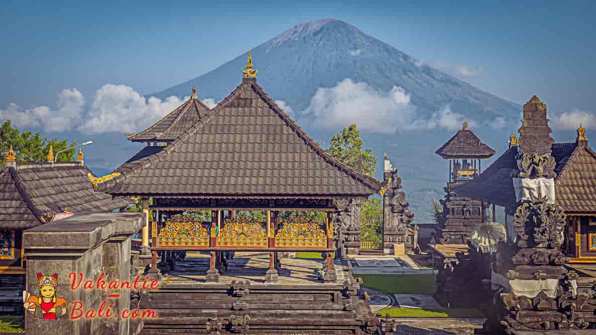 Tempel Pura Penateran, met daarachter berg Gunung Agung.