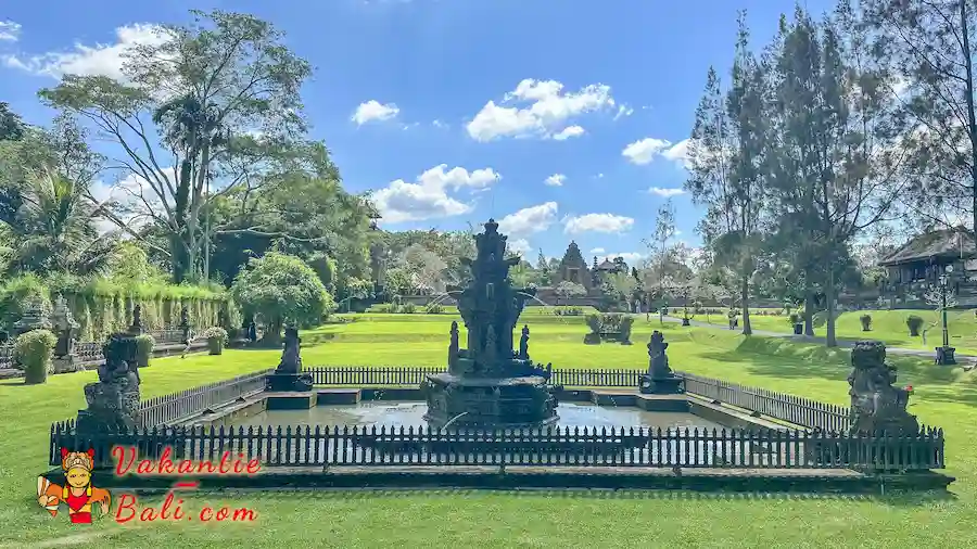 Fontein bij tempel.