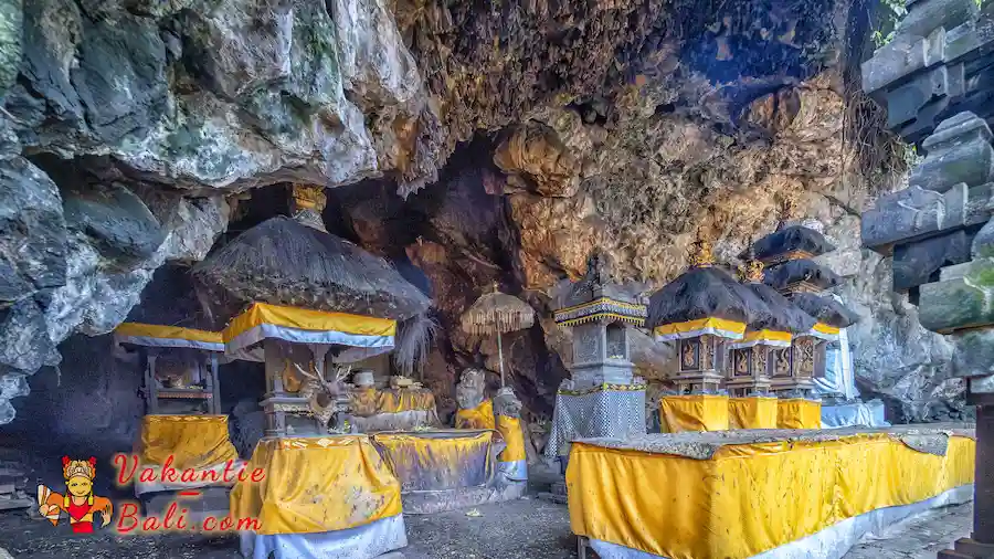 De ingang van de grot is een heilige plaats met duizenden vleermuizen. Goa Lawah tempel.