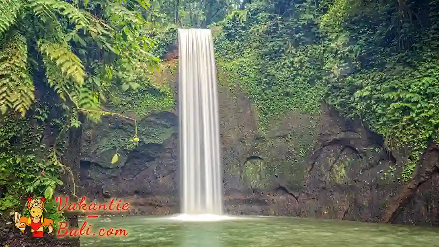 Een opname zoals deze, met 2 seconden sluitertijd geeft het vallende water een witte waas. Tibumana waterval met lange sluitertijd opname.